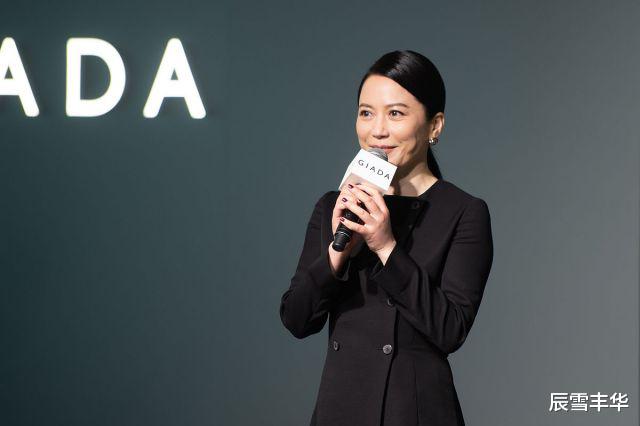 发型|俞飞鸿穿一身黑色“裙装”现身，气质优雅又高级，唯独发型太显老