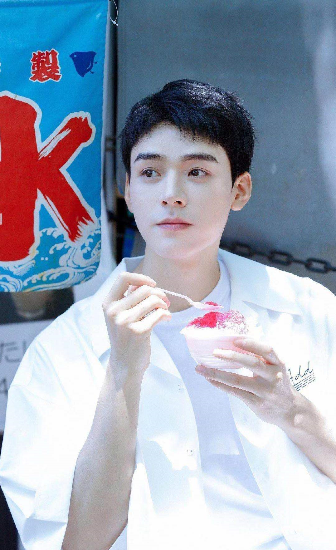 龚俊|龚俊走红前旧照被扒，三角眼圆鼻头疑变脸，与古装男神模样差别大