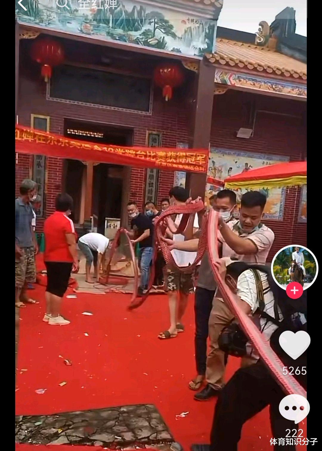 全红婵|全红婵老家庆祝有特色！鞭炮从村头摆到村尾，堂哥忙里忙外指挥