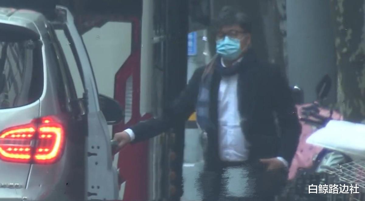 王岳伦|王岳伦官宣离婚后首现身！独自为女儿挑画架，满头灰发凌乱显沧桑