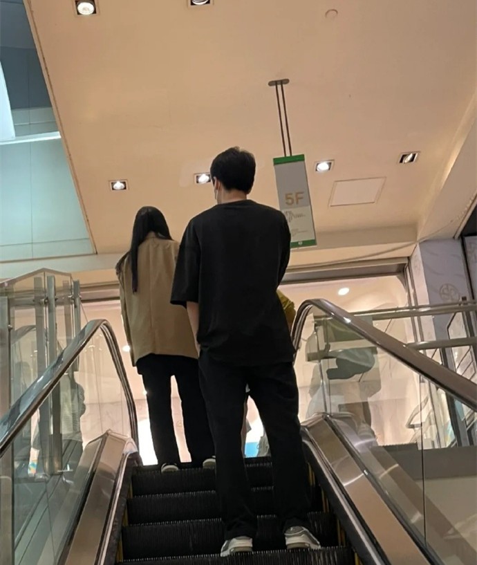猫姐穿搭经|刘亦菲“仙女下凡”逛商场，穿西装看着挺飒，戴墨镜更显得脸小