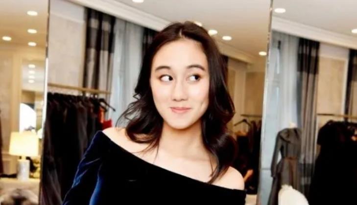 何超欣|何超欣神似赌王旧情人，牵出700亿交易，梁安琪或是“接盘侠”