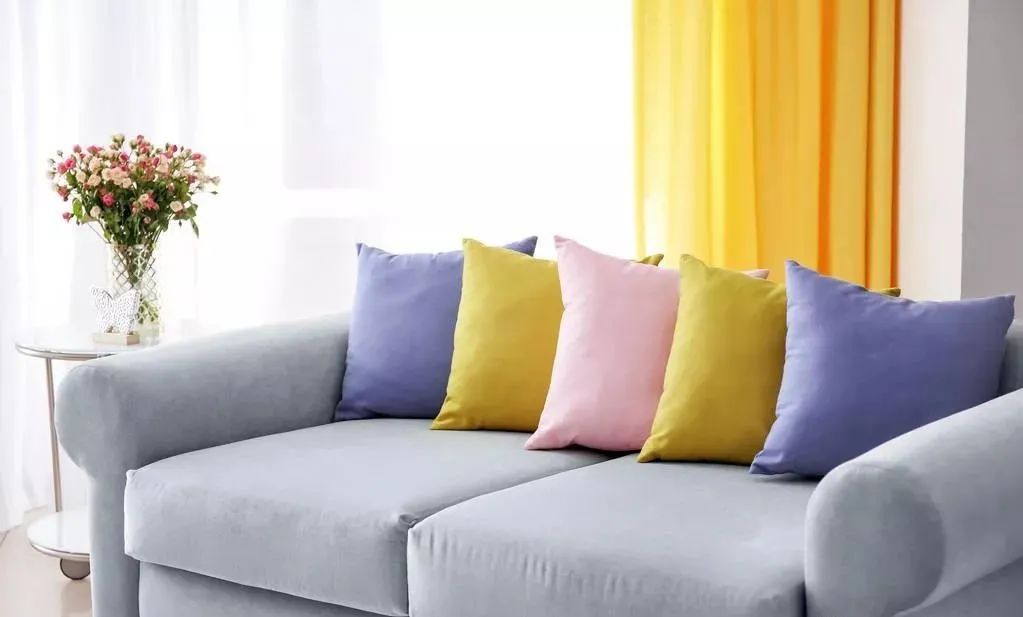 夫妻在沙发上放一“宝”,左财右官,富贵在手,家宅兴旺!