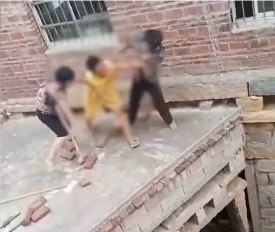 快船队 冲动的惩罚！莆田两兄弟楼顶打架，嫂子劝架被弟弟推下楼受伤住院