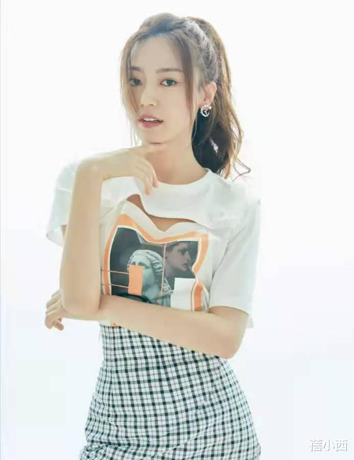 蓓小西|黄梦莹的身材真是“极品”,穿深V领礼服亮相,气场不输老板杨幂