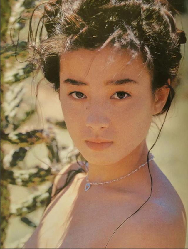 霍启刚|宫泽理惠母亲透露：我含泪把姐妹俩送进了导演的房间，锁上了门