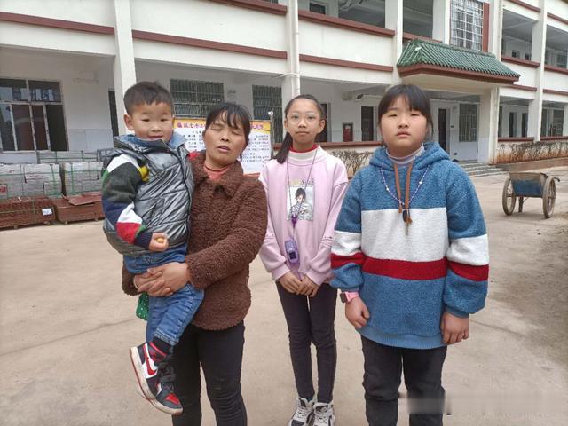 经济晚报速新闻 两岁小孩走丢,两女生救助