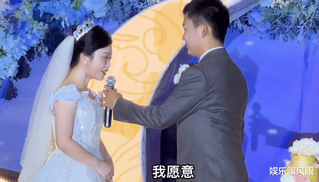 洪成成|洪成成参加朋友婚礼，联想到自己不禁哽咽，身边的男生急忙安慰