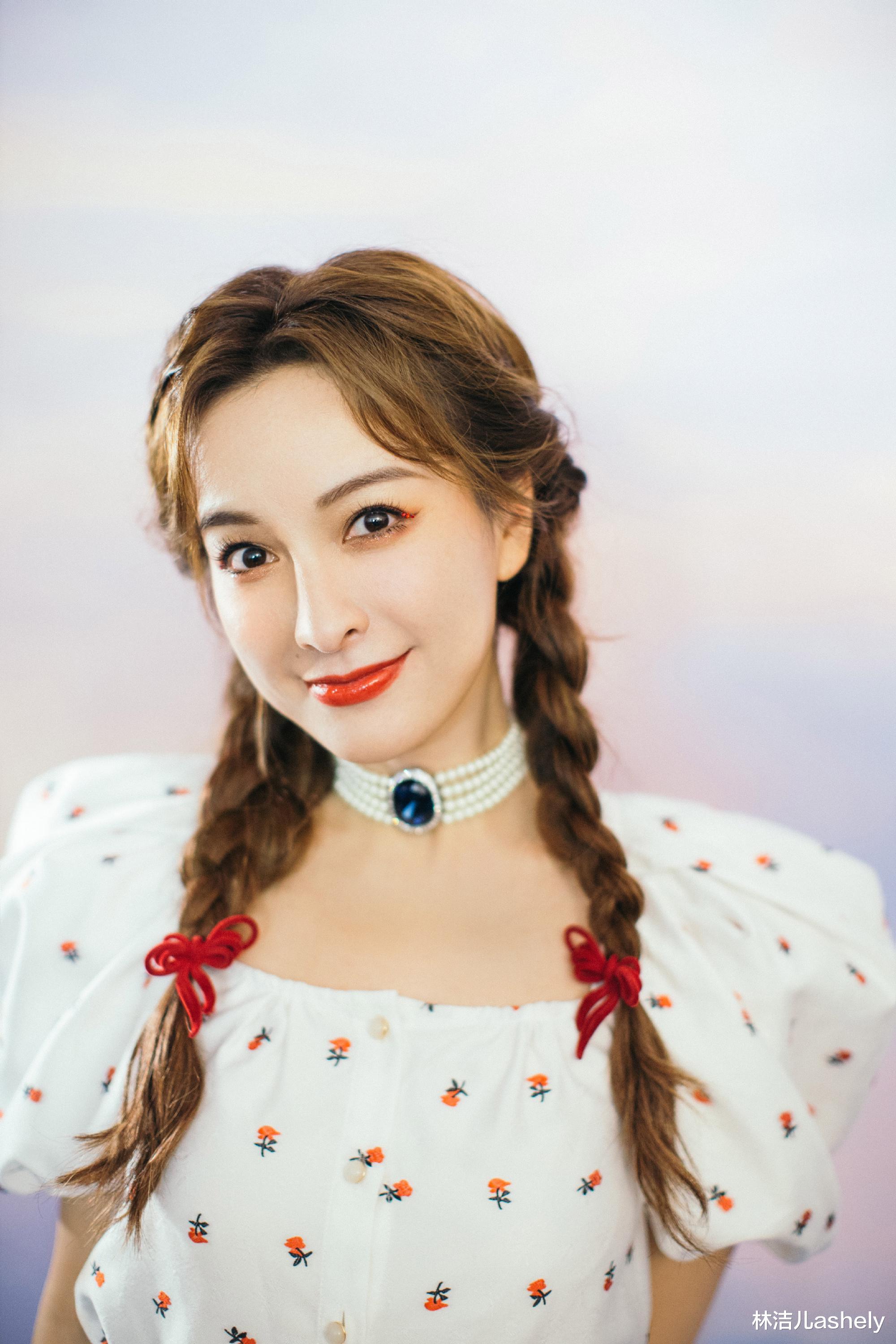 吴昕|吴昕自嘲“化妆界的魔鬼”，特别是看她画眉毛，网友：真是急死人