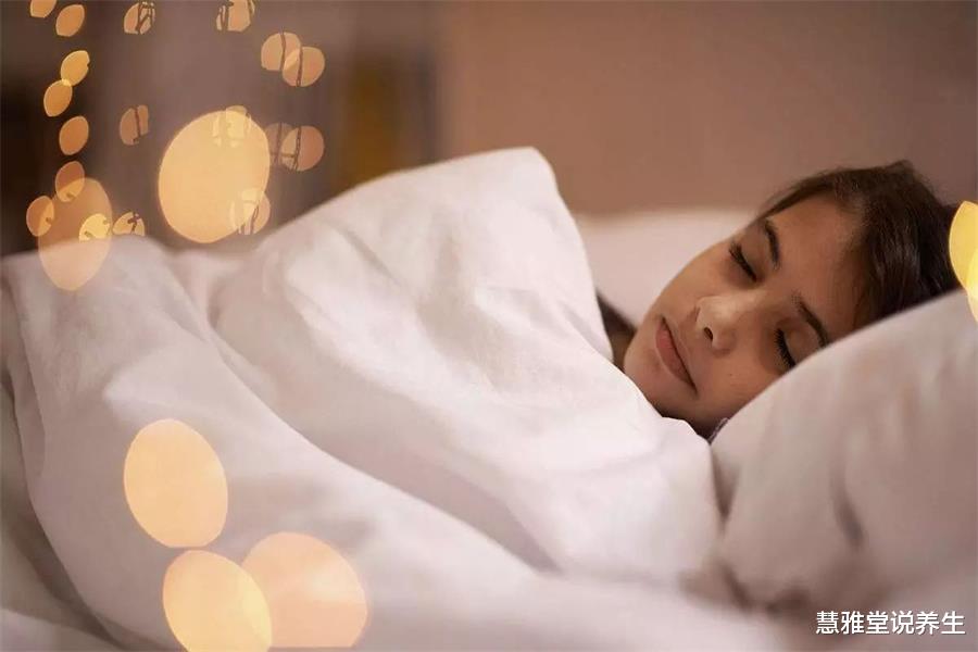 |睡觉时有这3种表现，可能预示着更年期要来临，女性朋友要多注意
