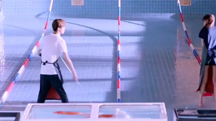 鹿晗|关晓彤故意用水泼鹿晗，气得鹿晗拿起扫帚就冲过去，下一秒太甜了