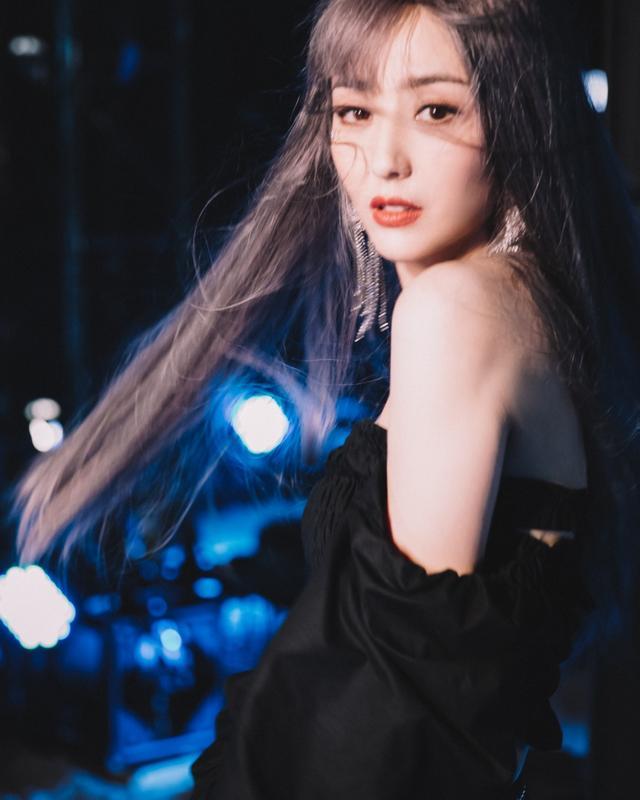 旗袍公馆 佟丽娅“女团造型”上热搜,穿蓬蓬裙染紫发,这也太惊艳了吧