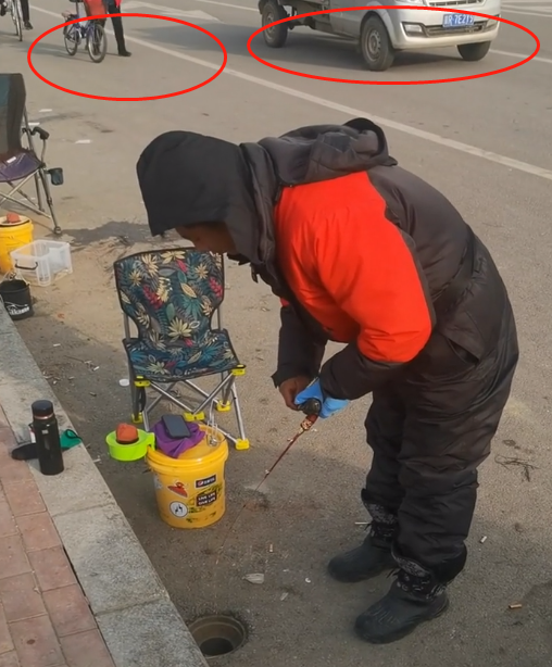 |下水道口不文明钓鱼？有人尝试桥伐的另类玩法，钓友：安全最重要