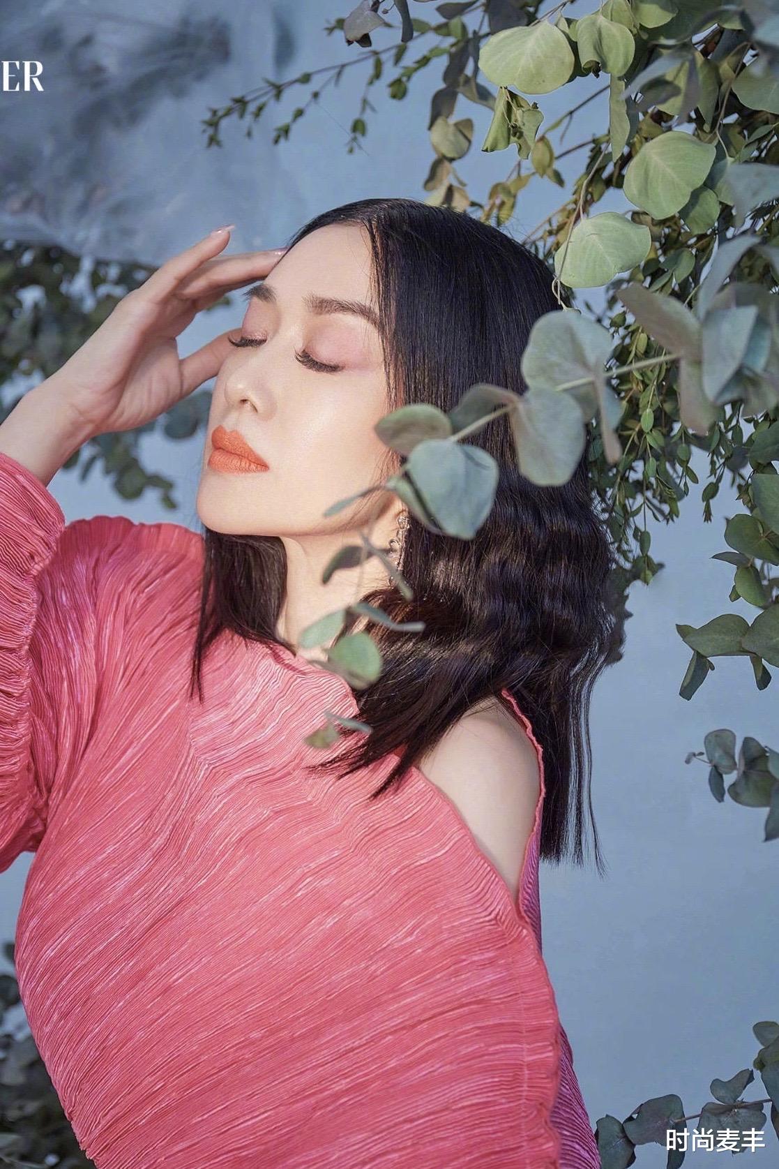 时尚麦丰|钟丽缇和两女儿同框，大女儿眼神清澈，完全没浪费妈妈的美貌