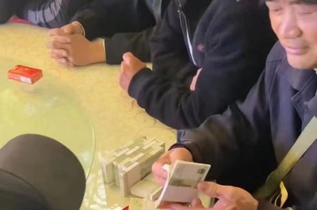 社会热点传播正能量 看呆！婚礼现场随礼10捆1元纸币，男子：兄弟花不了大钱
