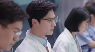 冯巩|38岁戴眼镜的于途，手上有婚戒，魅力不减反增，被杨洋“装”到了