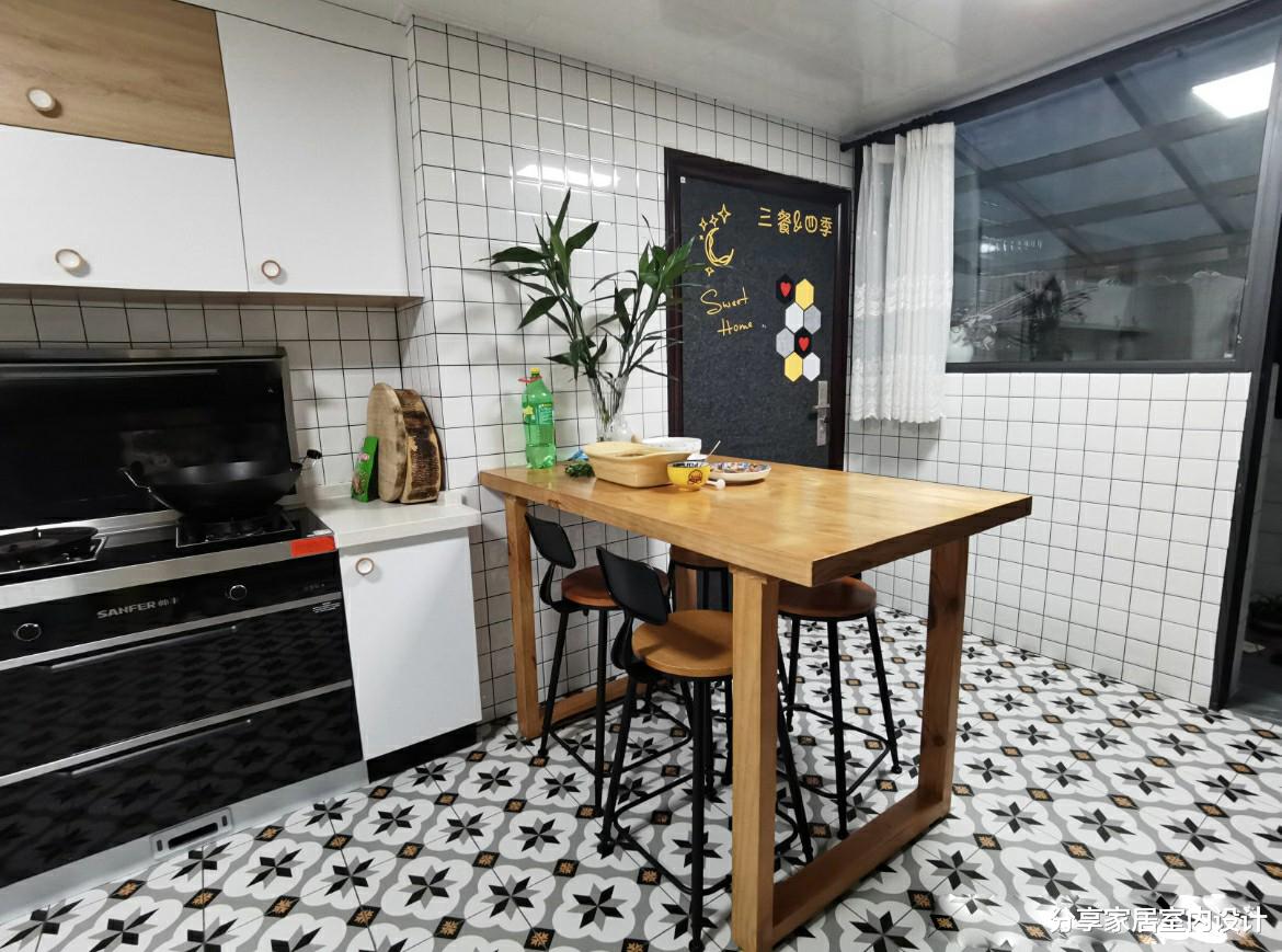 她家买二楼新房赠送80平露天超大阳台，真的是赚大了，让人羡慕！