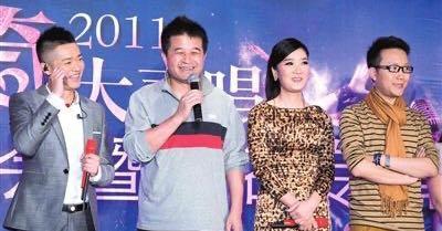 一个有心人 62岁毕福剑路边拉二胡，面容沧桑不顾外表，被当成卖艺乞丐！