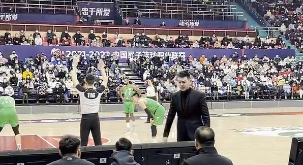 辽宁男篮|神操作，漏吹翟小川违体，谁注意到裁判举动？名记：裁判让人反胃