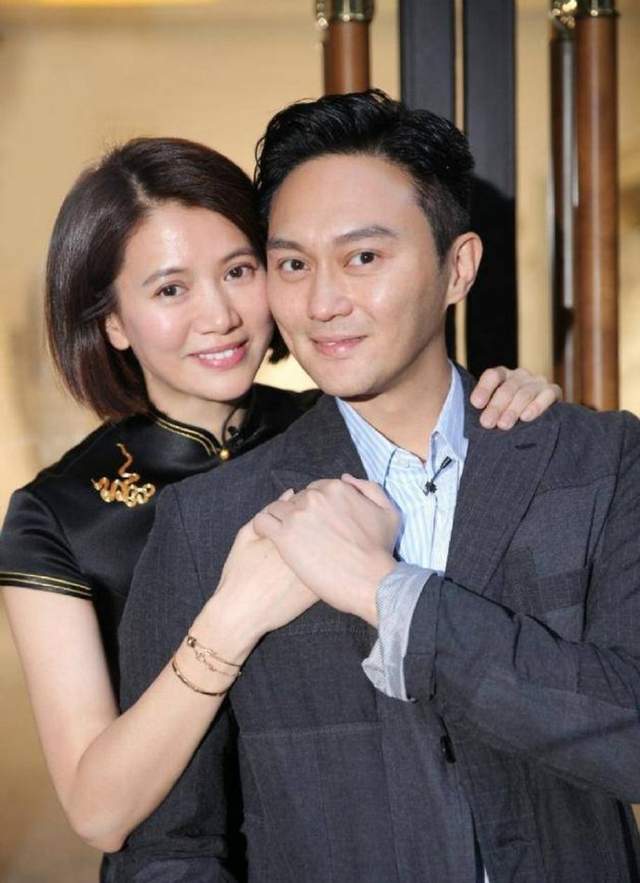 袁咏仪|50岁袁咏仪与友人吃大餐，喝到微醺脸颊红润，桌上数瓶茅台显奢侈