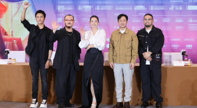 原来我很爱你|55岁巩俐造型太性感！穿高开衩裙秀细白腿，陈坤与其热聊含羞捂脸