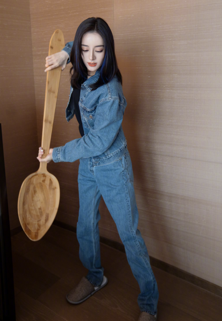 迪丽热巴|热巴晒干饭人六宫格，手持巨型勺子比脸都大，pose百变画风搞怪