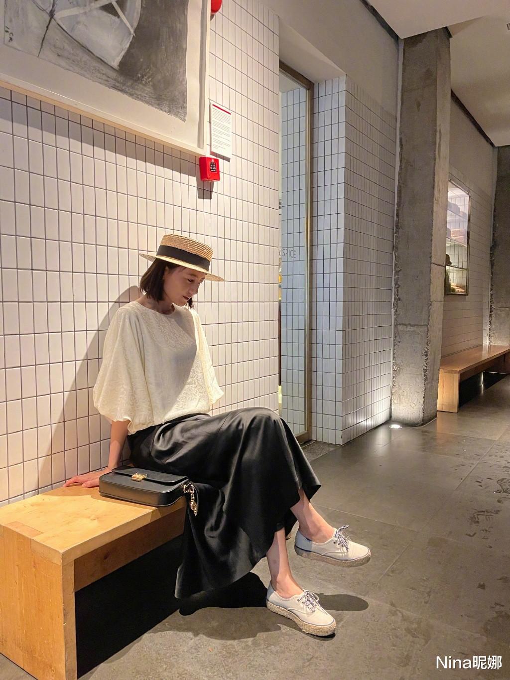 Nina昵娜|高圆圆雨后漫步上海美如画，穿泡泡袖半身裙，同事镜头下露齿笑美翻了