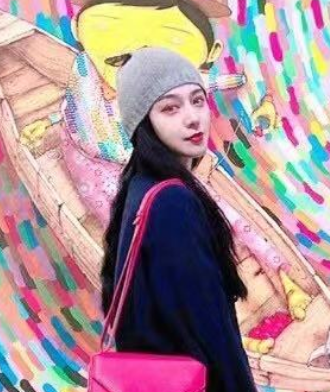 范冰冰|范冰冰逛艺术展被抓怕，网红滤镜太夸张，“巨星范”美貌不见了！