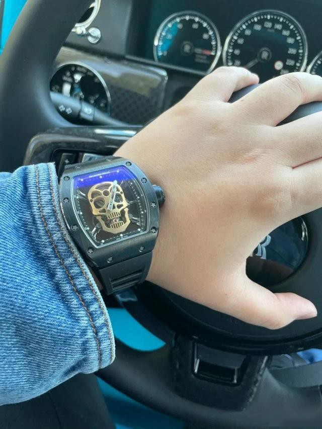 劳斯莱斯 劳斯莱斯请网红晚晚推广翻车：车主diss太掉价，网友跟着骂