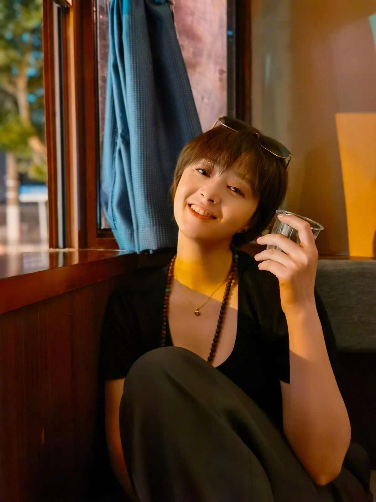 木耳|长发蒋欣梦回“欢乐颂” 与杨紫重聚上综艺，路透穿搭太高级