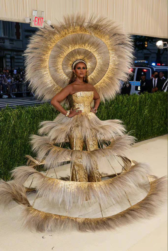 时尚圈的奇葩大喵|MetGala红毯今年的主题太难,肯豆蕾哈娜都跑题,露内裤着实多余