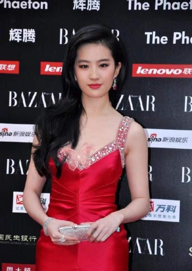 大衣 刘亦菲身披复古红大衣,戴闪耀珠宝有名媛范儿!红唇妆容很美