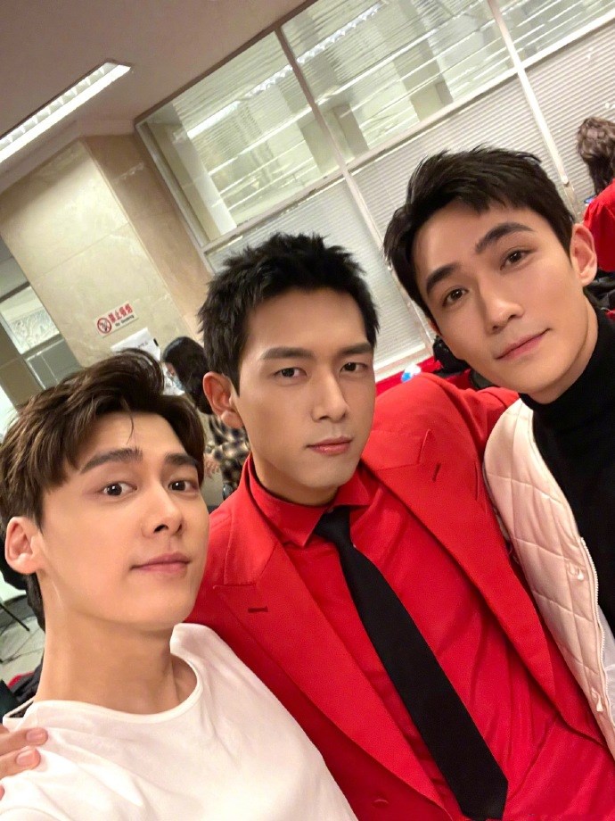 朱一龙|李现、朱一龙、李易峰同框好养眼，又没人提醒朱一龙别穿黑裤子吗