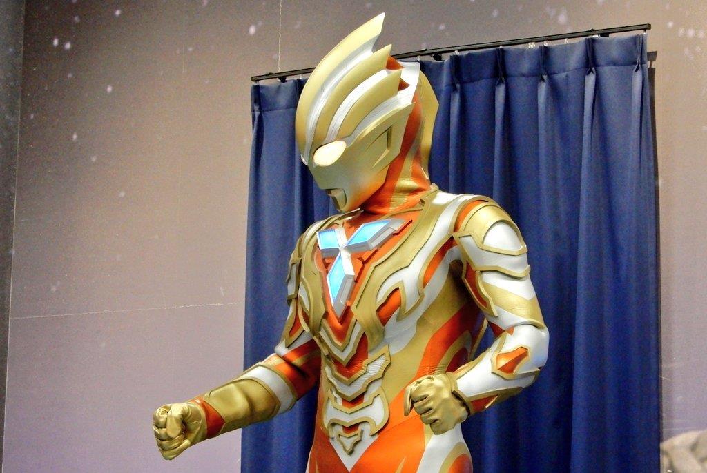 失控的想你|特利迦奥特曼官方舞台剧皮套赏析 橙红色镀金皮套 打光后金光闪闪