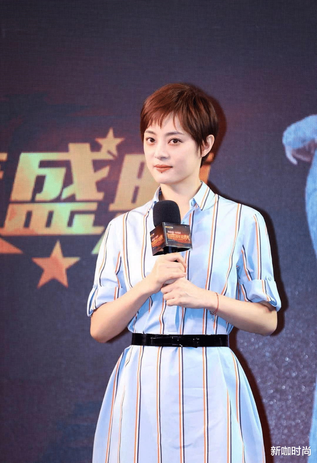 短发|古力娜扎剪短发更高级，灰色披肩搭蓝色牛仔裤，我还以为是超模