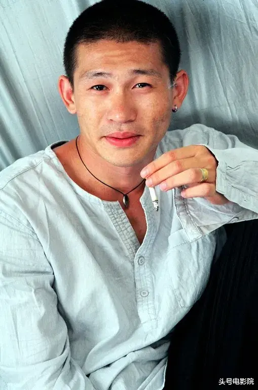 反派|《悬崖之上》这反派圈粉！承包全片笑点，演戏最惨时身上仅4毛钱