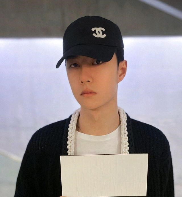 王一博|王一博出席香奈儿活动，后台照一出，像极了被迫营业的小朋友
