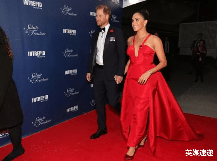 军人|梅根太大胆，裹胸长裙陪哈里给老兵颁奖，网友：没王妃敢这么穿！