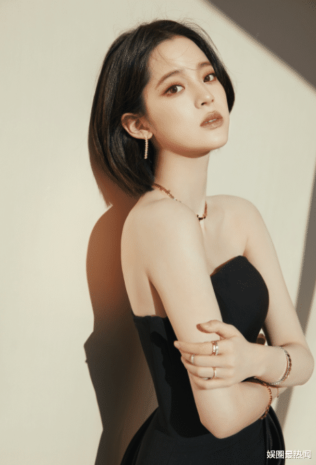 王灿|欧阳娜娜照片翻车，表面直角肩，影子暴露一切