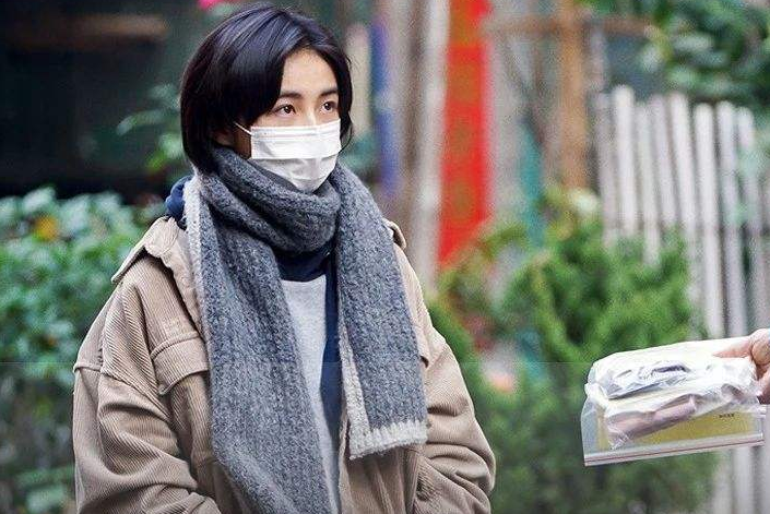 蔡徐坤|路人镜头下的张子枫气质清冷，吾家有女初长成的感觉，太漂亮了吧