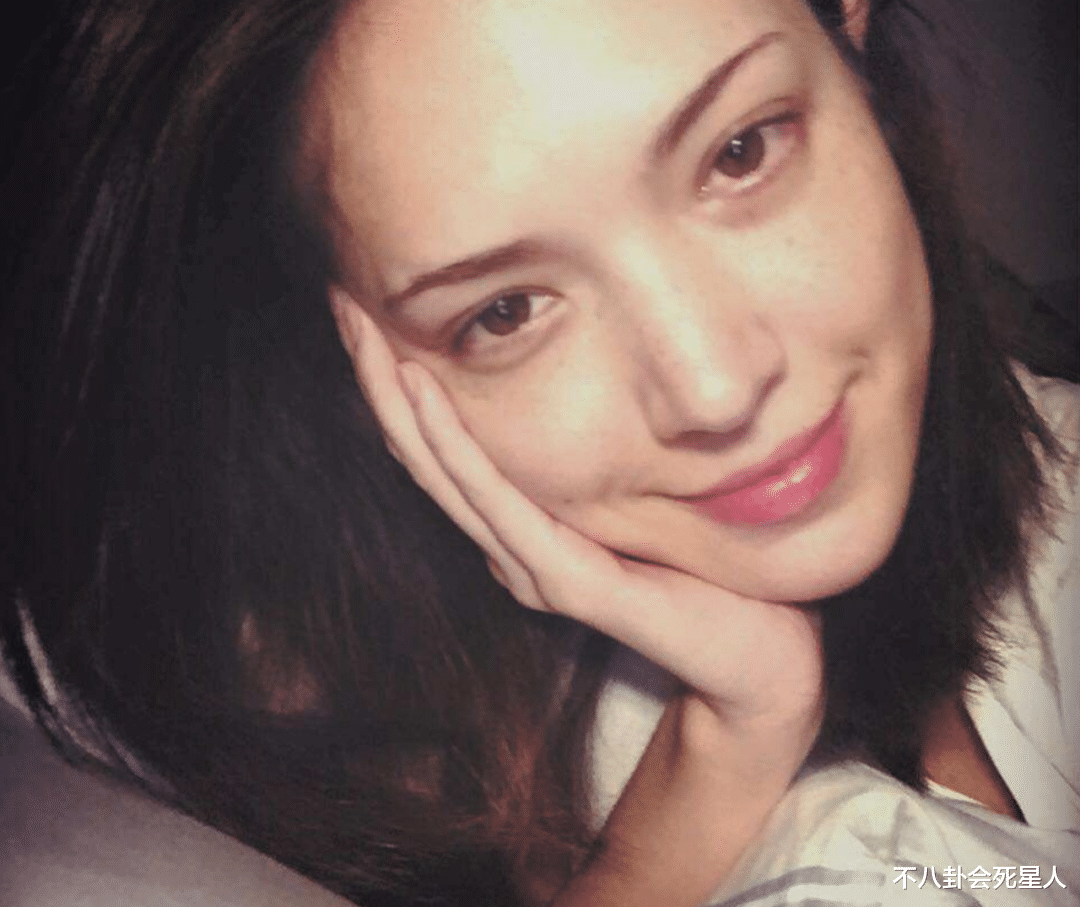 邱泽|邱泽结婚了！女方三年结两次婚，从小缺爱，却是台湾第一混血美女