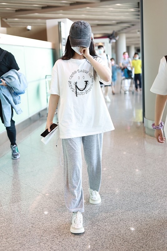 刘美华时尚 杨超越真的招人喜欢，选的休闲服装很低调，反而看着更舒服