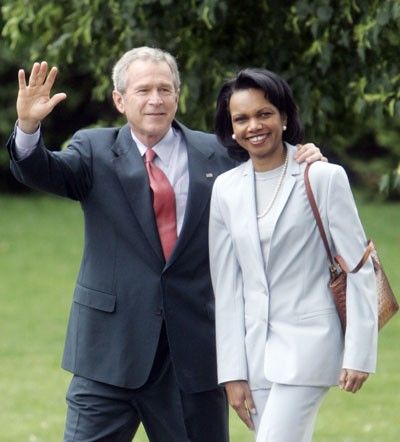 乔治·沃克·布什|1977年小布什到奥尼尔家中吃烧烤，对劳拉一见钟情，44年互相成就