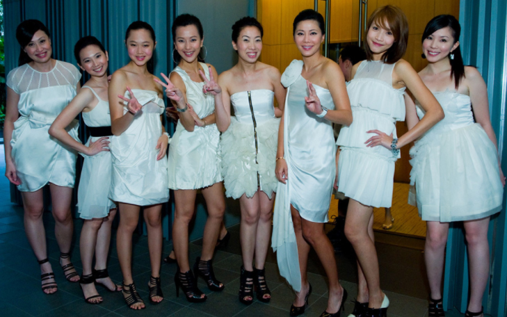 咸蛋的小姐 “那些砸场子的伴娘，谁还有空看新娘啊？”哈哈哈，太吸引眼球了～