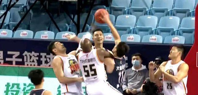 廣東男籃|14分10籃板！易建聯(lián)老當(dāng)益壯挑大梁，杜潤旺12+3，杜鋒罵醒曾繁日