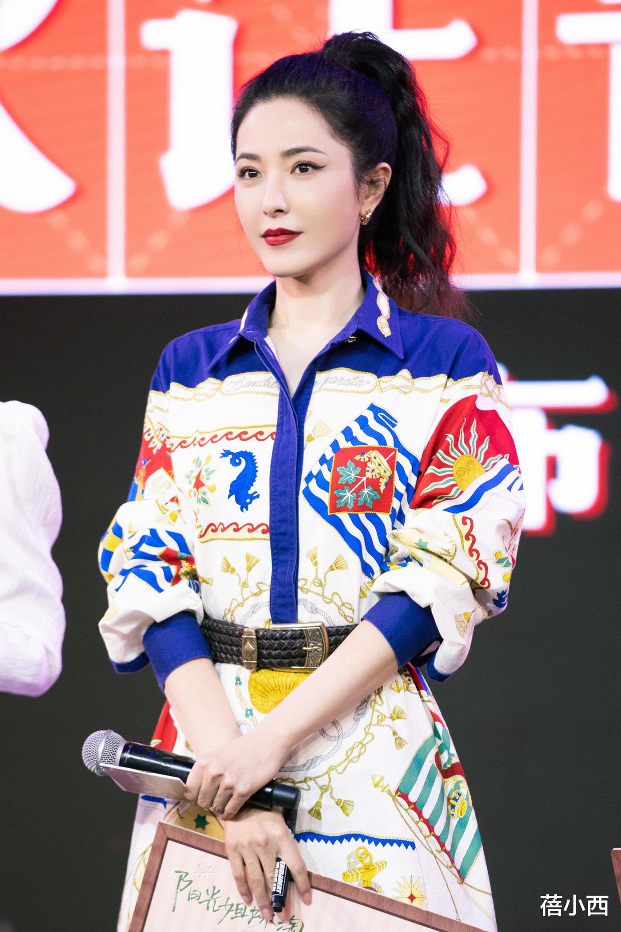 蓓小西|曾黎真是活出了70后羡慕的样子,穿斜肩裙连衣裙,气质身材都太靓