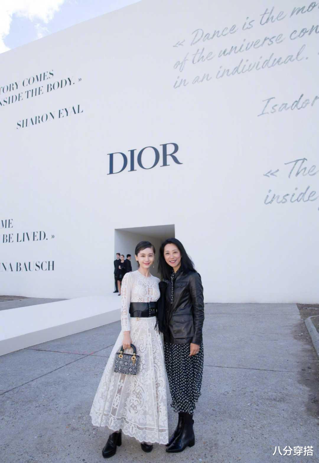 八分穿搭|159cm王子文太懂显高穿搭,白色连衣裙配宽腰带,高级显瘦有气场