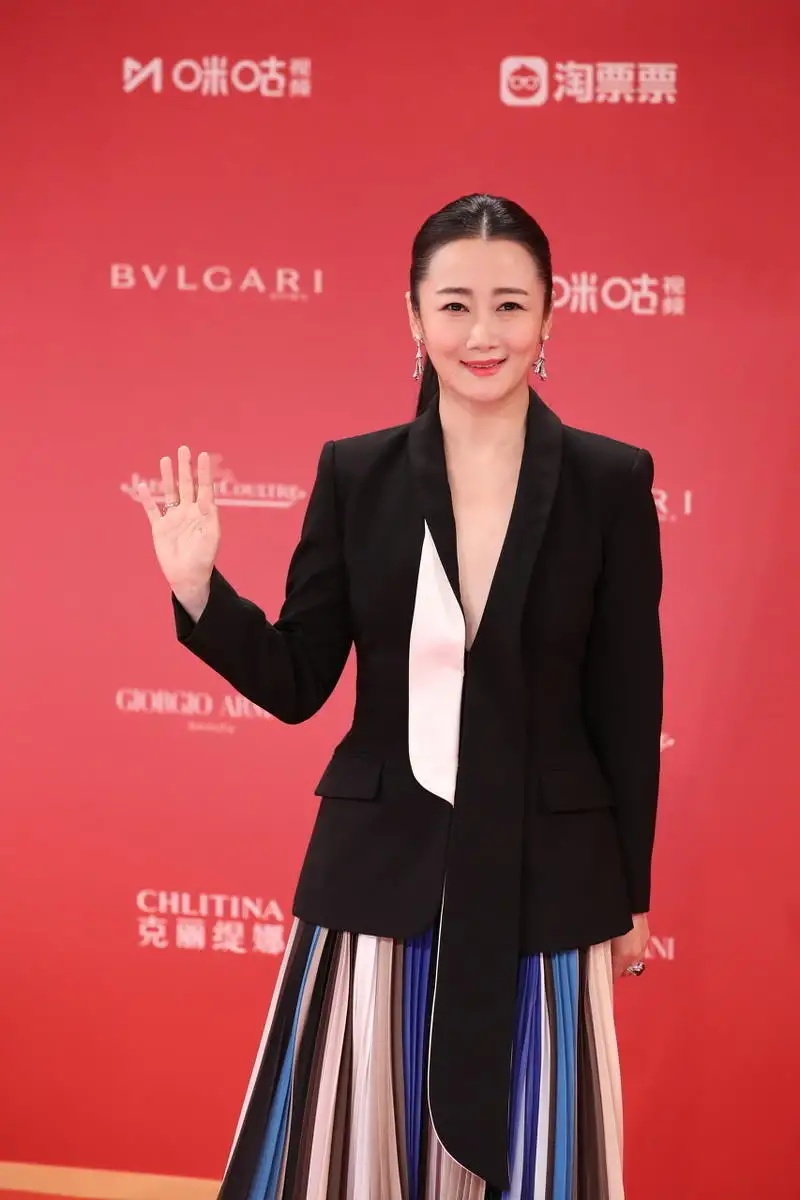 全球时尚号|贾樟柯妻子赵涛好会穿，西装配长裙真优雅，不愧是“国际影后”
