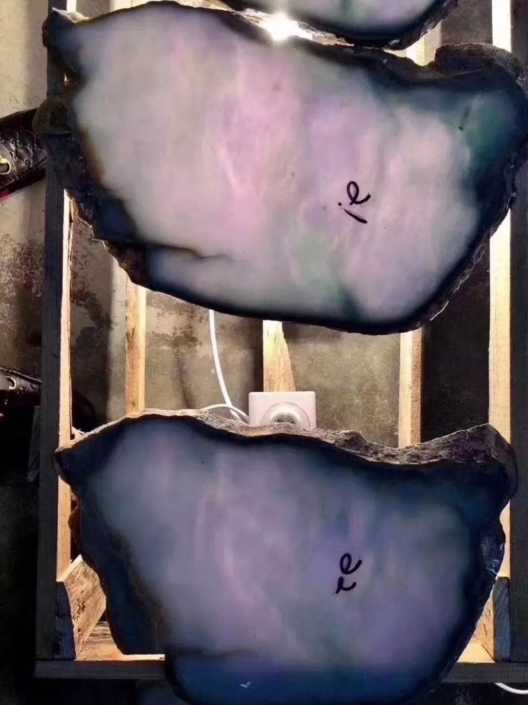 翡翠|117公斤大翡翠原石，切出28片春带彩片料，铺了一地，大涨！