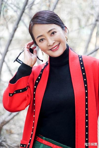 明星|女明星吃喜酒将每桌剩菜全打包，盘里剩1口竟直接吃掉